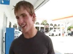 Harte Kerle poppen an der Tankstelle